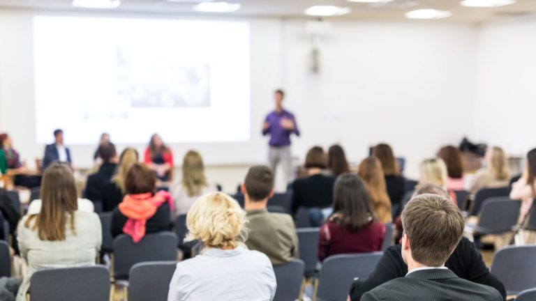 Personas asistiendo a una conferencia sobre evaluación de idiomas