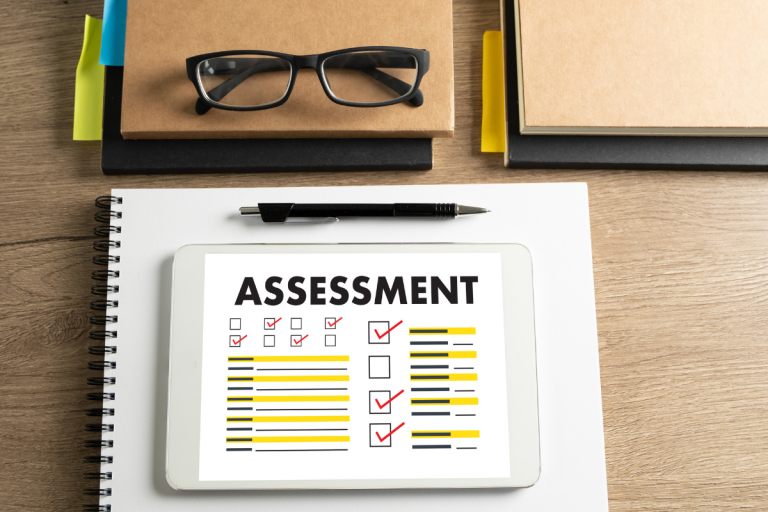 Tablet con un formulario de evaluación digital de competencias
