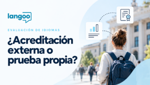 Estudiante ante un edificio universitario junto a iconos de un certificado y un informe de evaluación de idiomas.